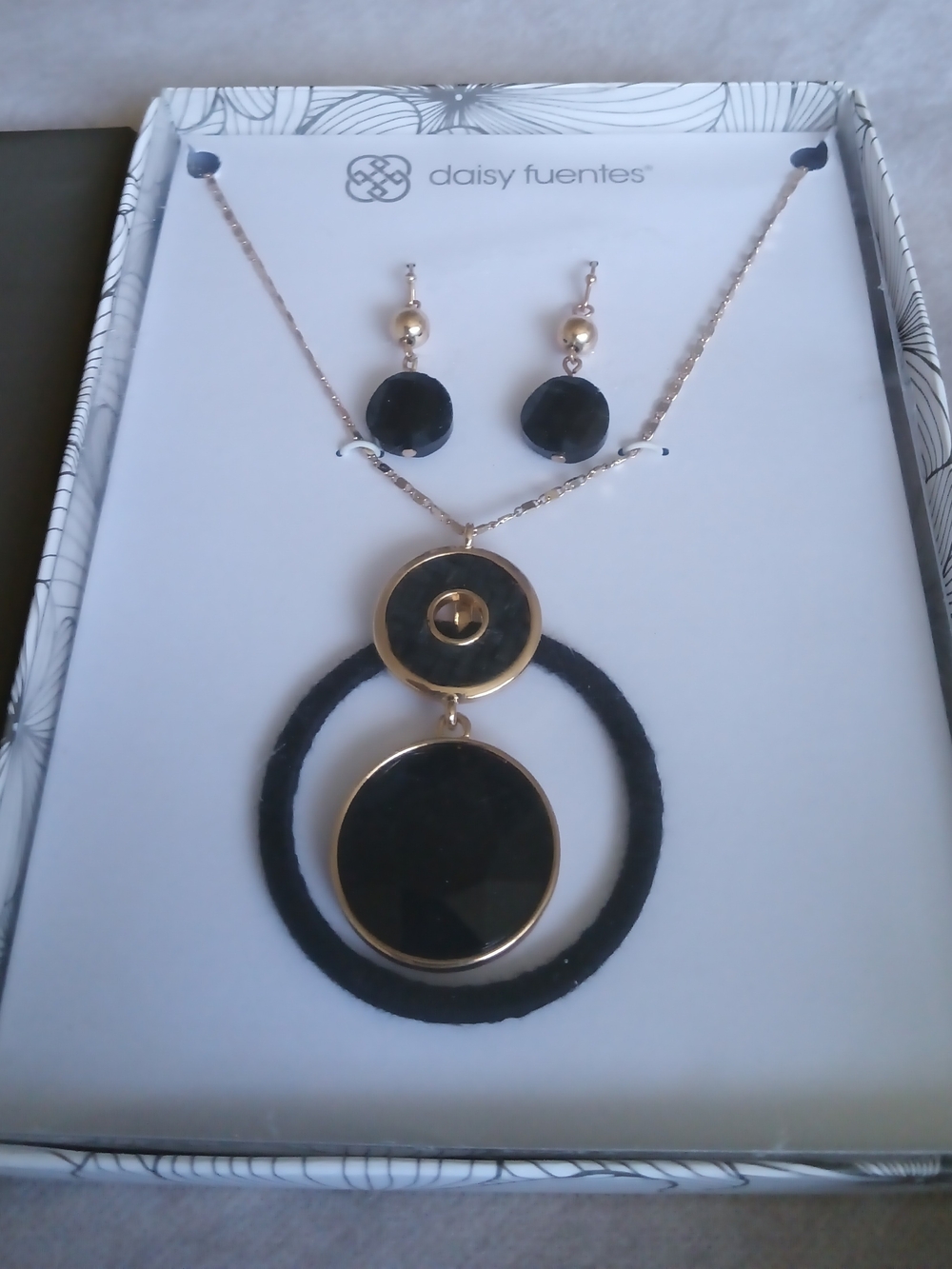 DAISY FUENTES NECKLACE & EARRINGS BOXED SET